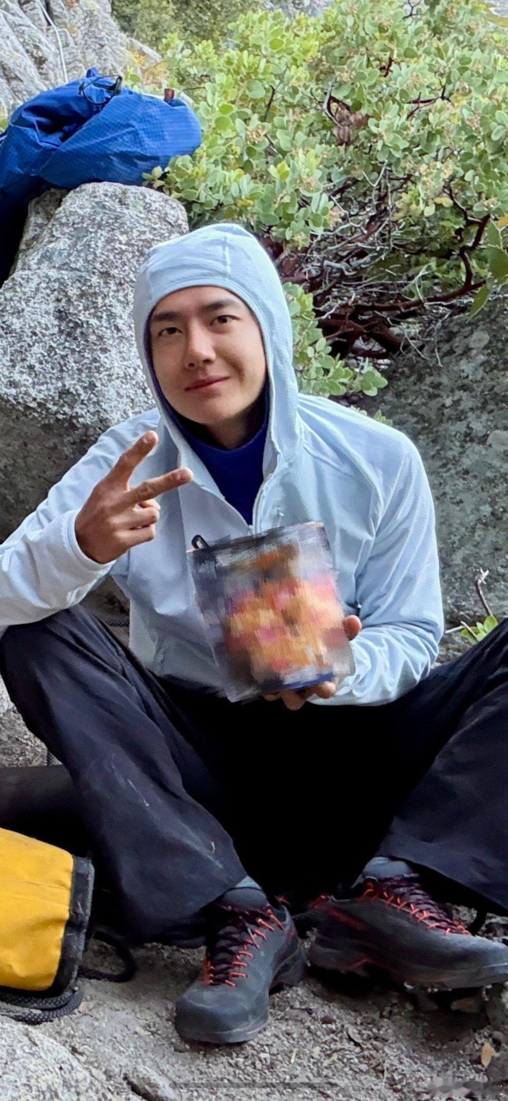 新图！又酷又可爱的一博，就是脚指头都肿了，手臂上还有攀岩擦伤的血痕...