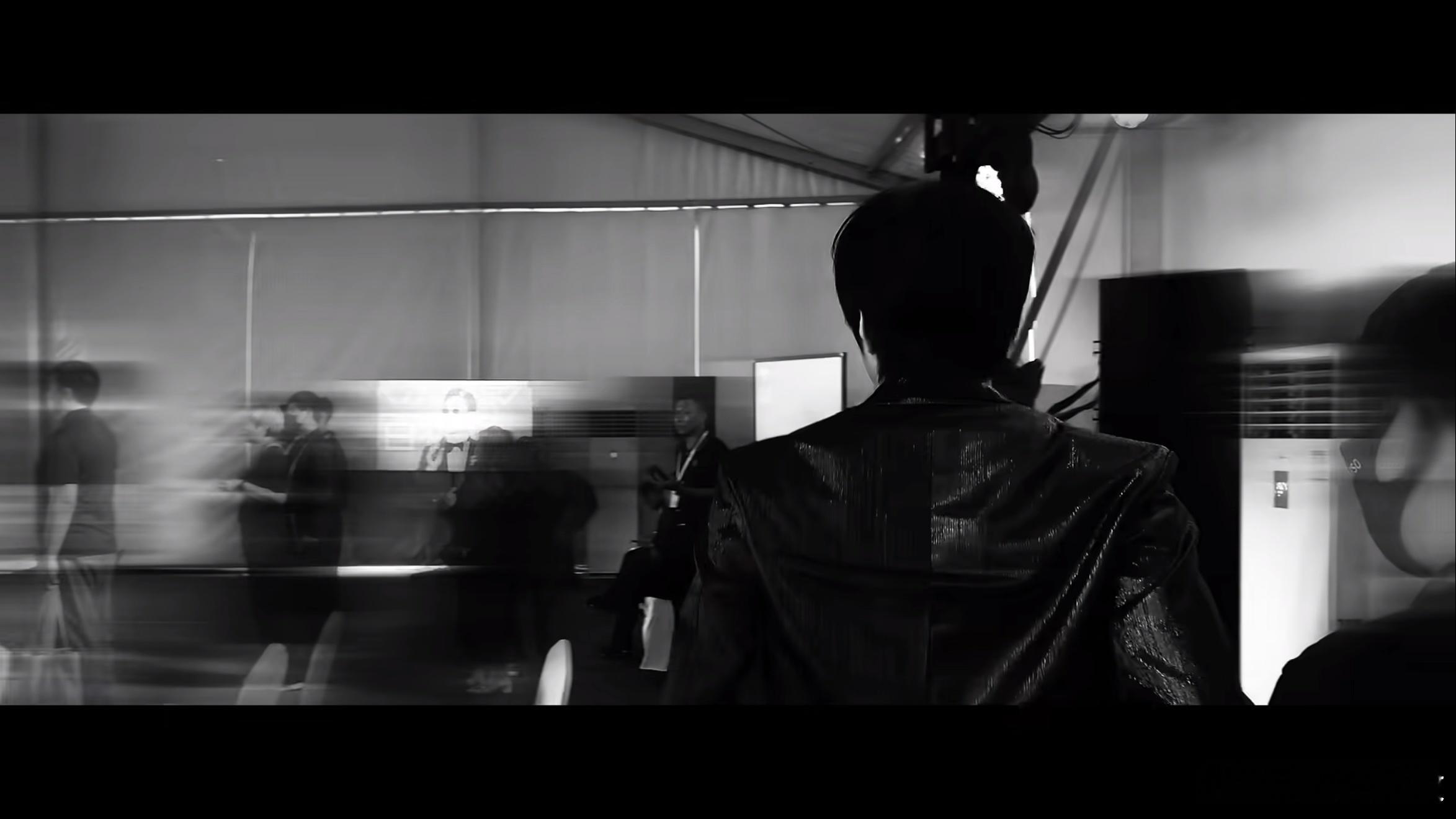 像是文文给自己剪了一部电影🎞️除了开头的十秒侧拍和结尾的小彩蛋（工作人员拿手机