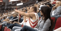 据说这是发生在美国NBA赛场的真事儿，规则是这样的：镜头照到谁，两个人就要亲一下