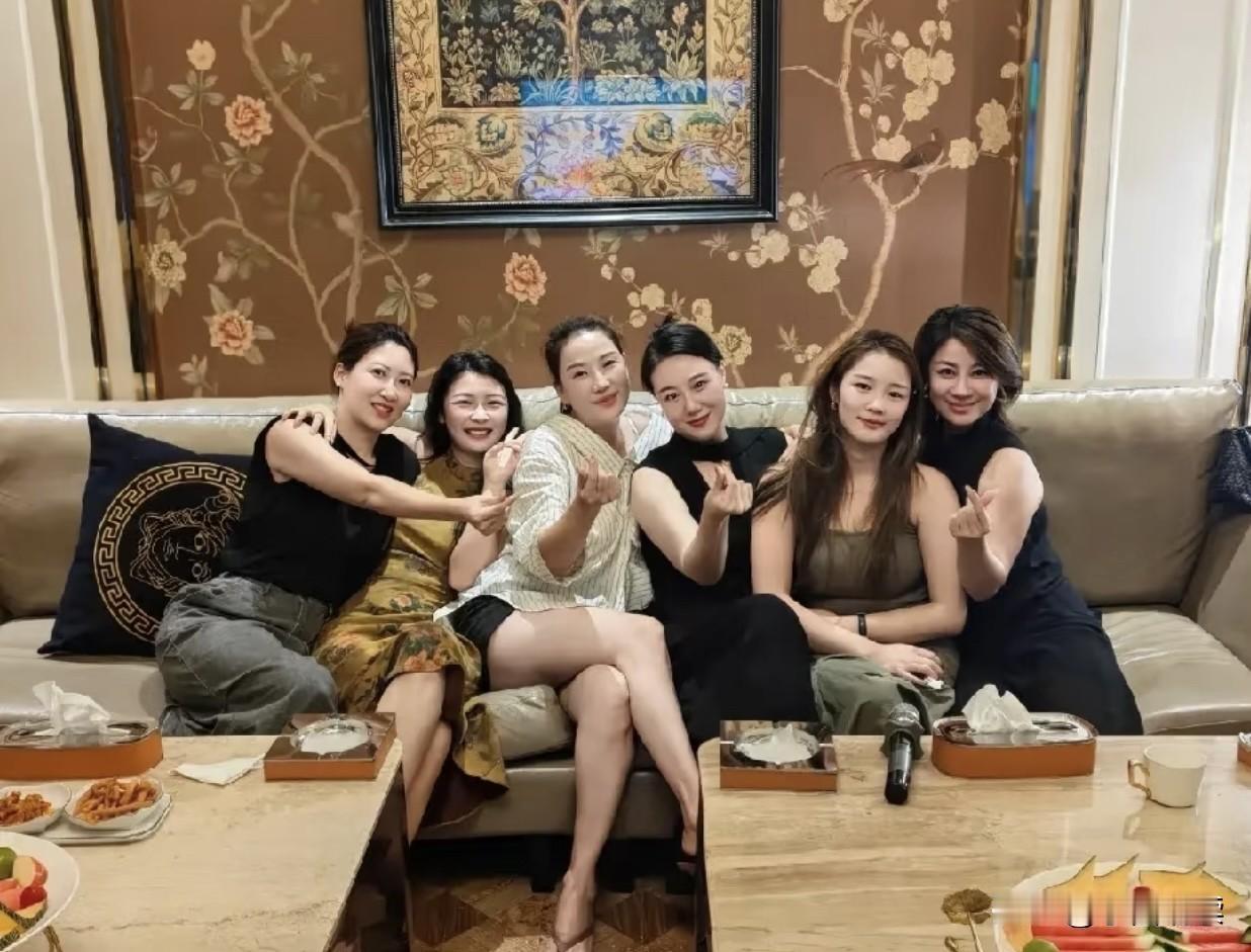 公司的姐姐们聚会邀请我参加，只给她们唱歌，喝酒，费用她们出，我该不该去呢？