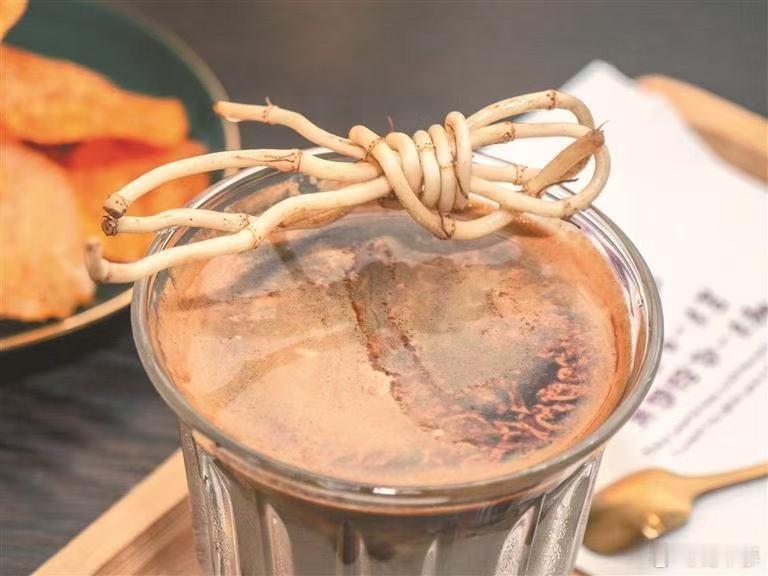 贵州大姨高度认可折耳根咖啡贵州嬢嬢夸肖战有品味  折耳根咖啡火爆全网，收获贵州本