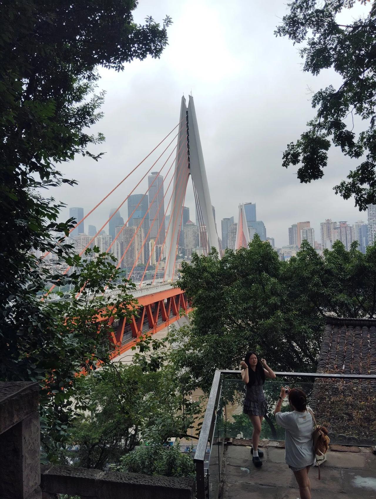 这个问题，成都我去了四家拍卖公司，基本情况都是把你的藏品送拍，本身他们公司没有资