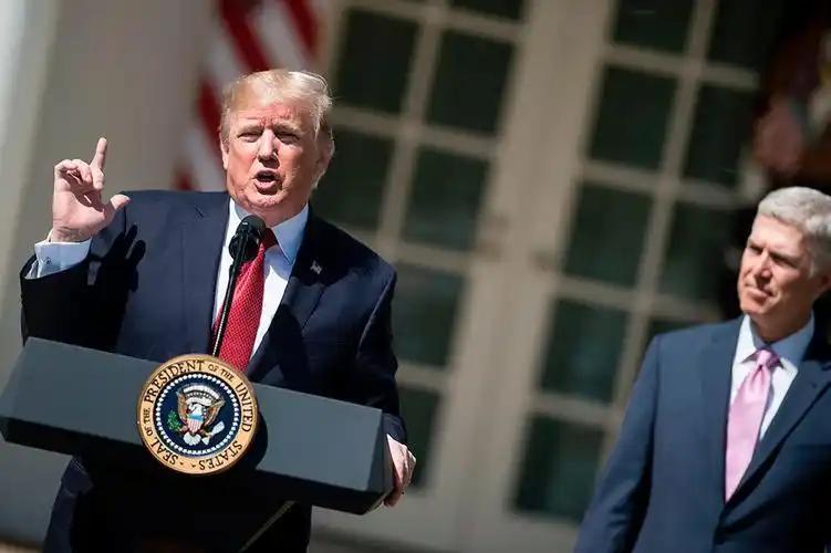 据路透社报道：据两名美国官员和一位知情人士透露，美国情报机构正在研究，如果特朗普