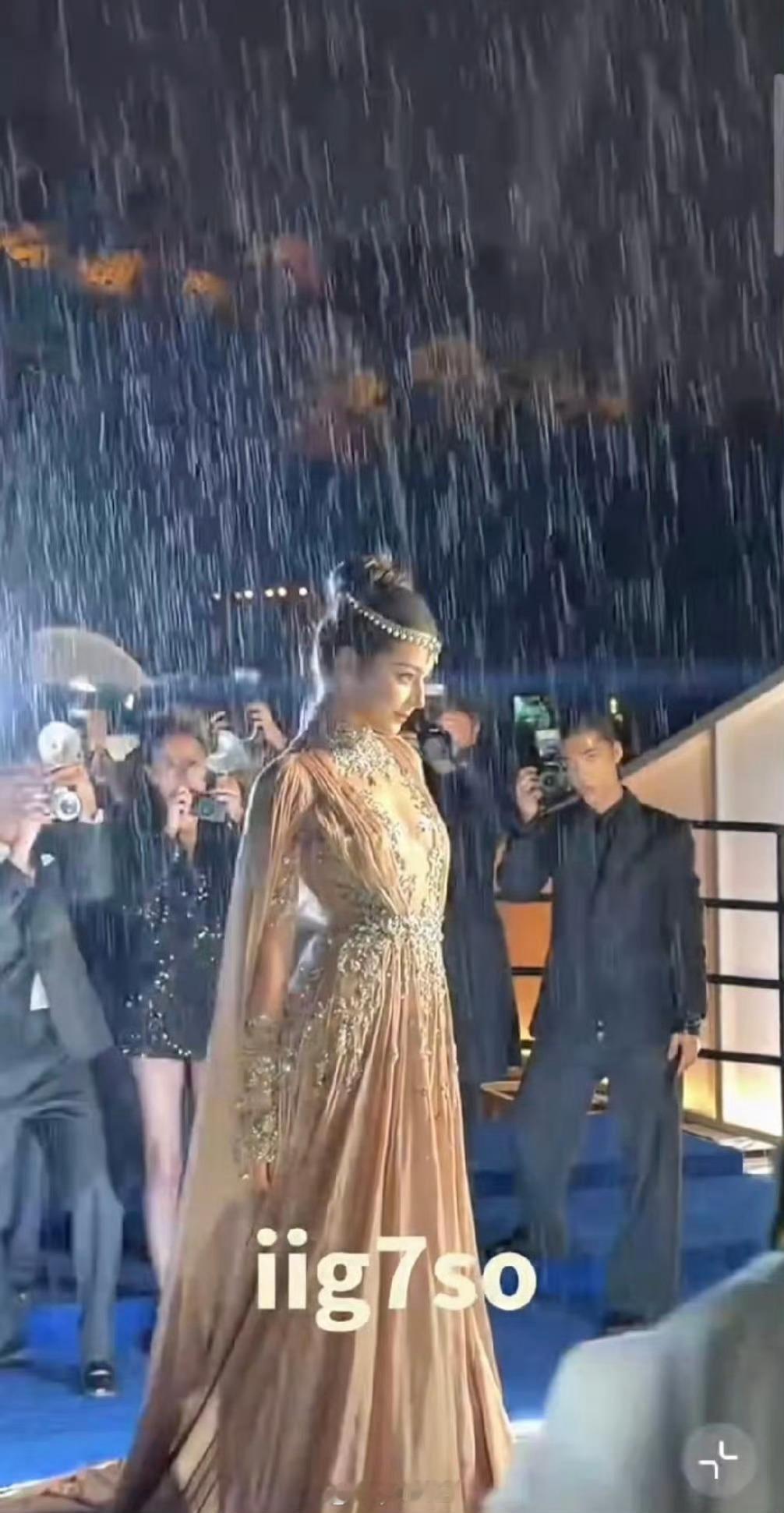 这雨大得 巴巴为了红毯神图真的很拼 昨天也真是值了 ​​​