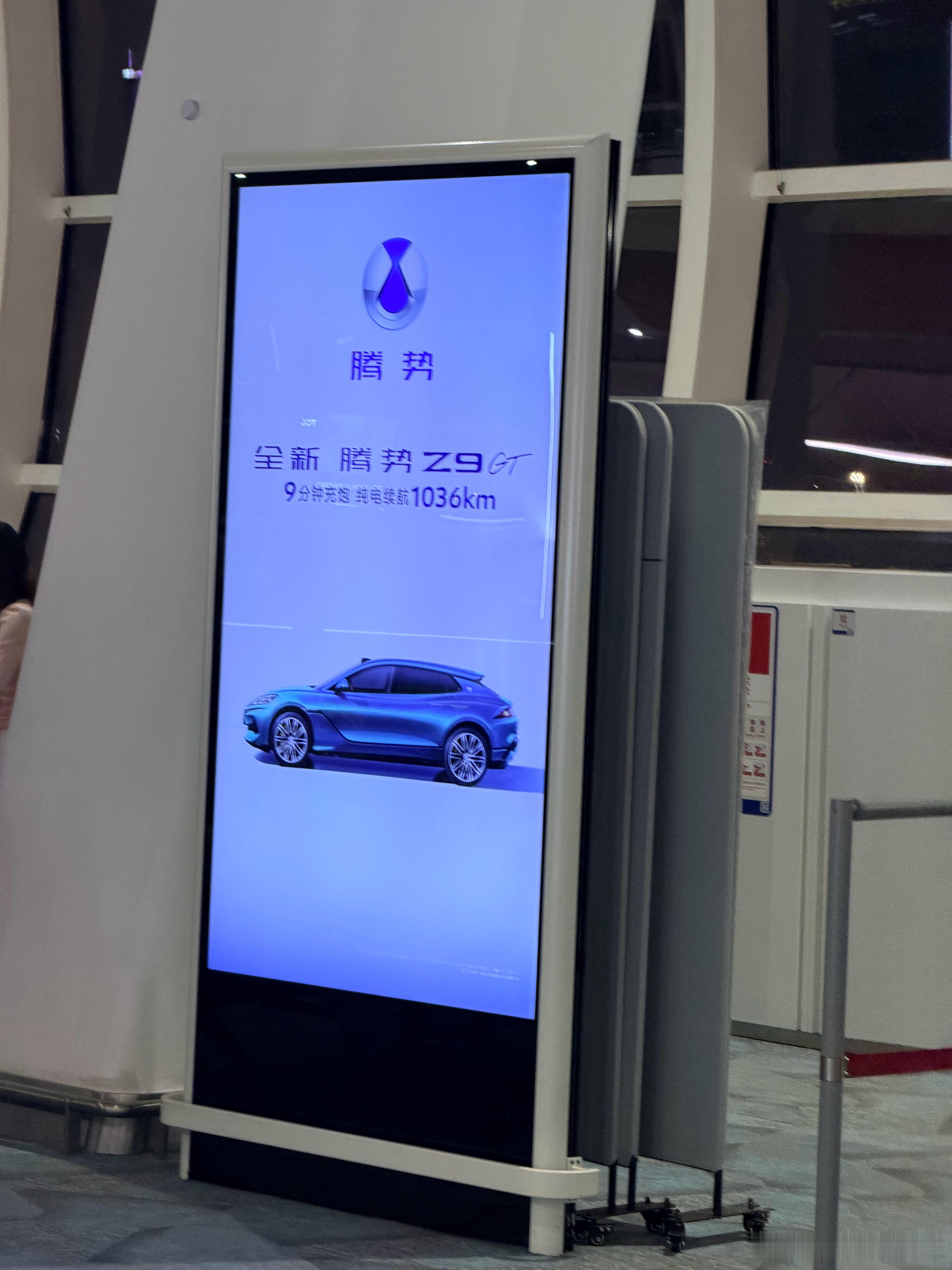 在深圳机场看到不少腾势、方程豹的广告投放，也是品牌建设一环啊尬的是我在拍的时候，