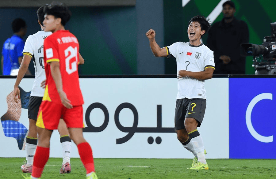 向余望：停球感觉身后的人要扑我另一侧，我就转身射了一脚