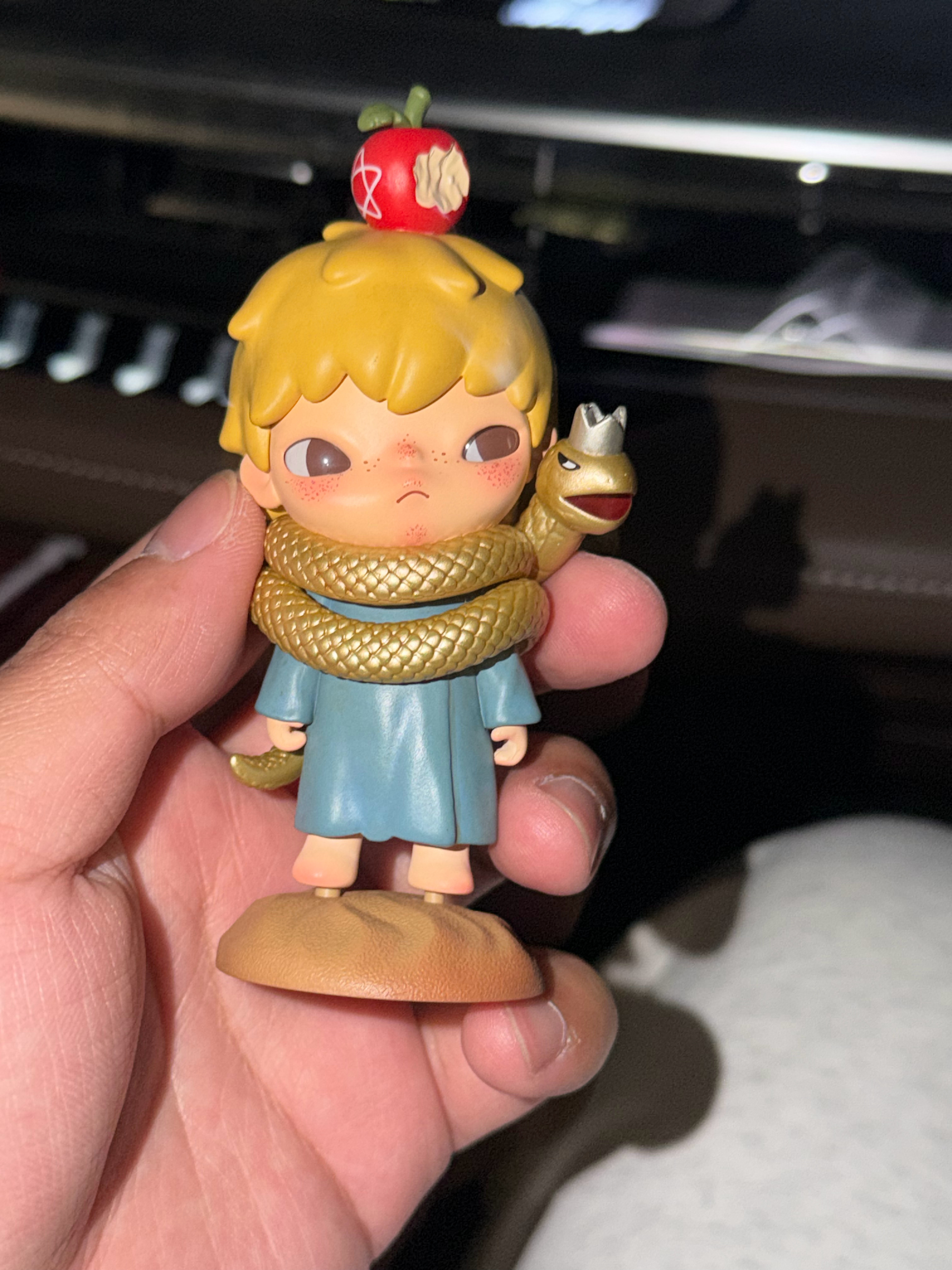 从朋友车里顺走一个泡泡玛特小王子盲盒，正好是我最想要的蛇