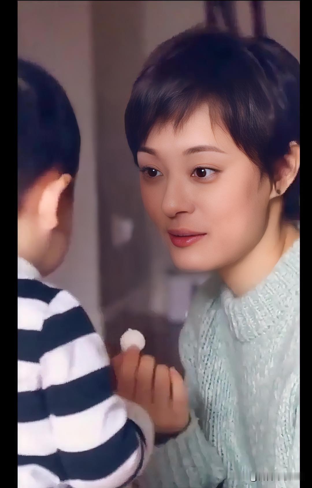 孙俪出道22年，如今颜值似乎“断崖式崩塌”。之前她和木村光希穿同一条绿裙，虽皮肤