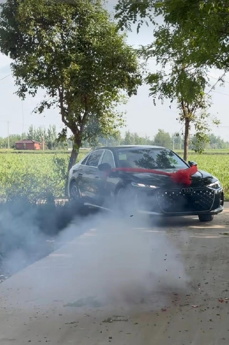 爷爷你看到了吗？你的孙子也开上奥迪了，这也算衣锦还乡光宗耀祖了吧？