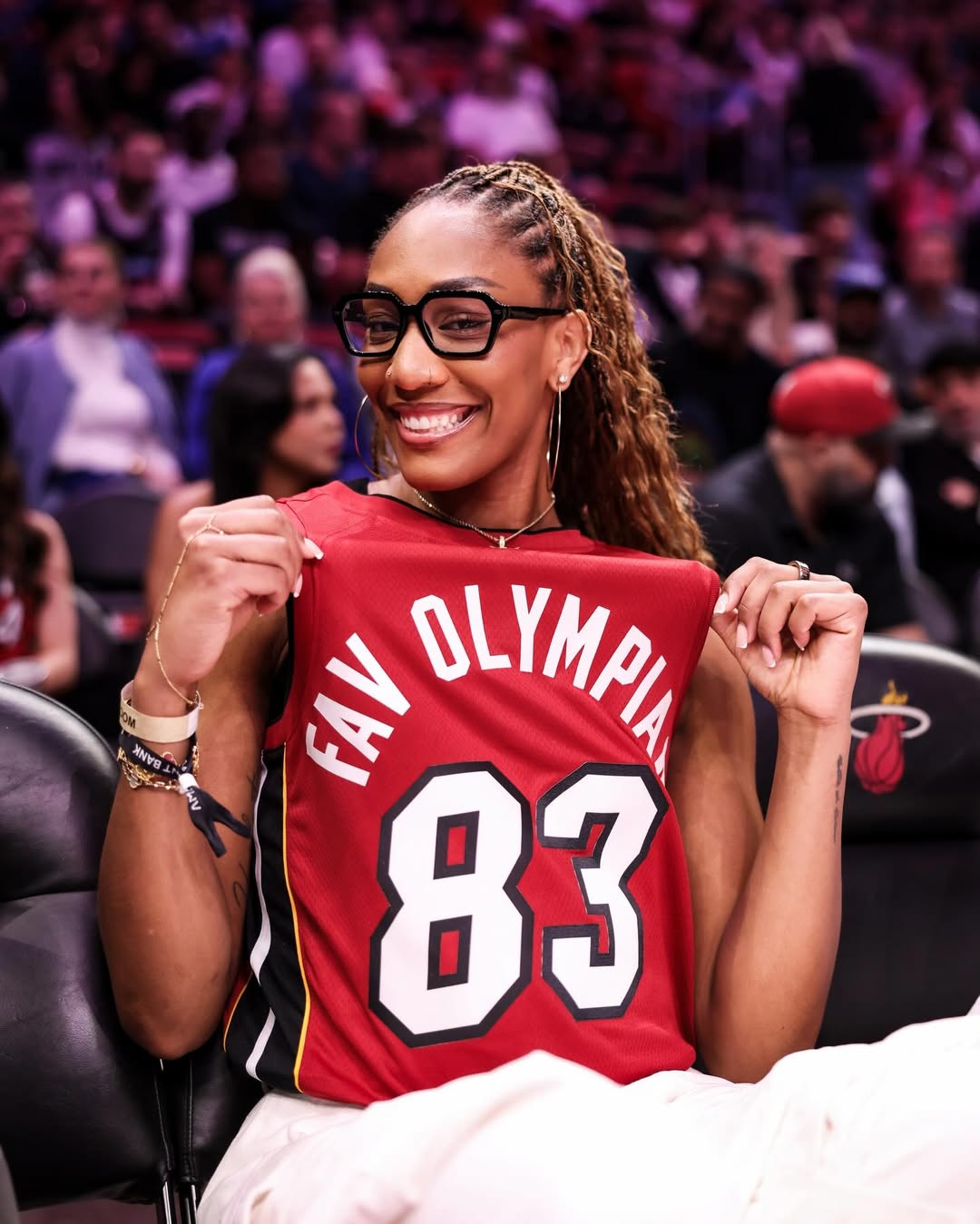 机器人正要进电梯被男子一脚踹倒秀恩爱这一块，威尔逊和阿德巴约真是赛道王者了！ 