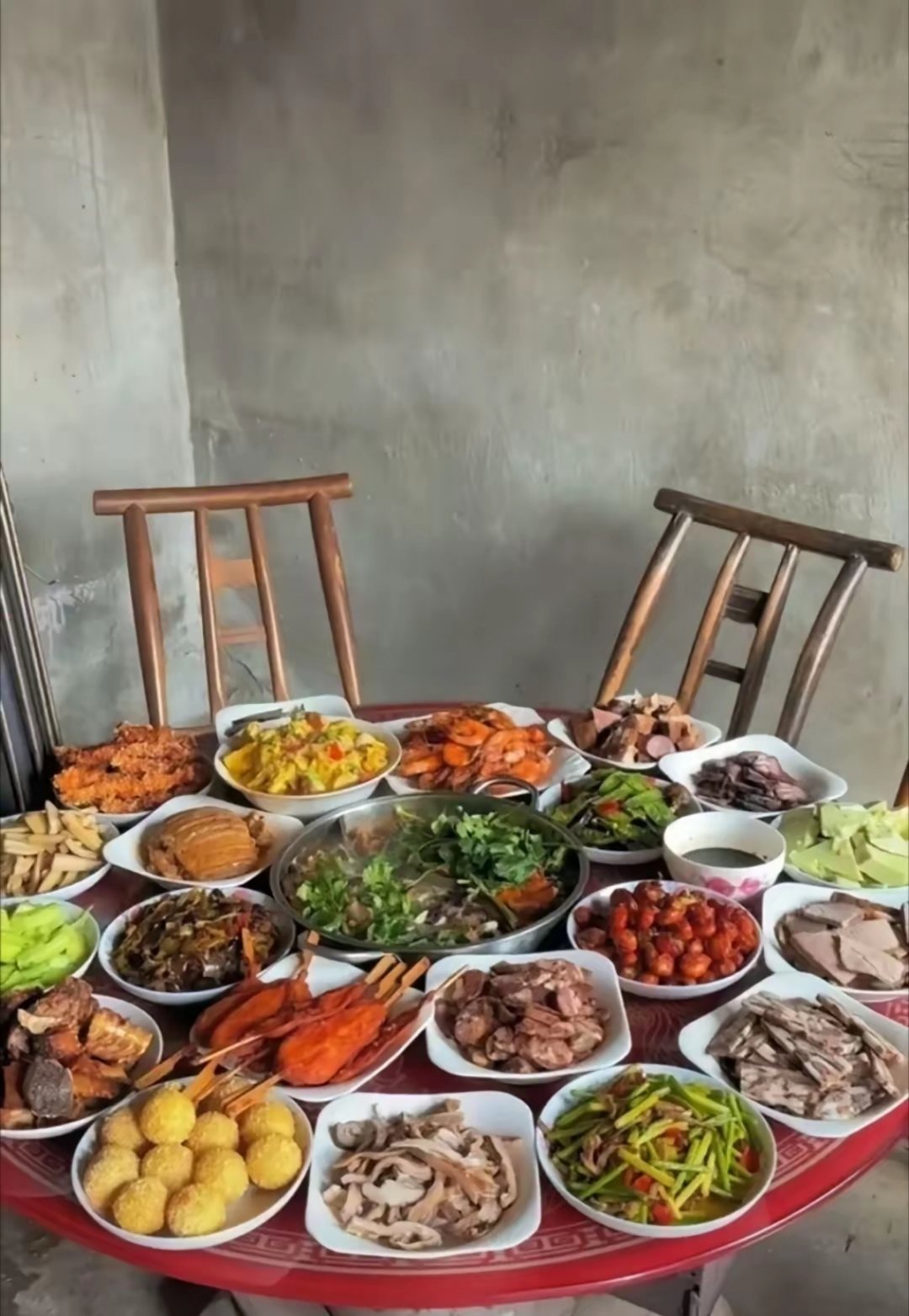 谁能看出来这是哪个地方的年夜饭。 