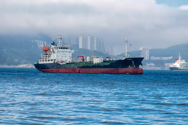 25项合作协议，6个月石油互换，绕开美元结算——伊朗和委内瑞拉这波联手，根本不是