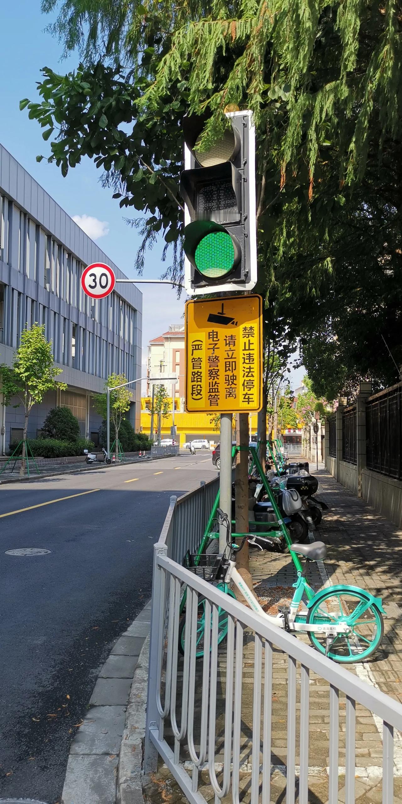 这条马路不是什么主干道，人流量、车流量都不大，也几乎没见到过违章停车，可不知为何