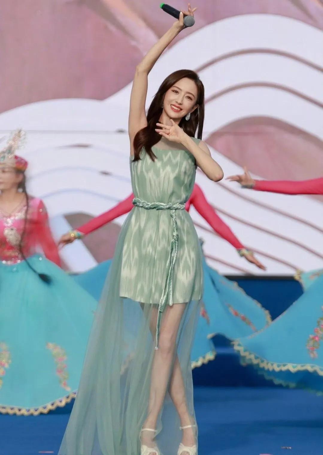 佟丽娅不愧是出生在能歌善舞的新疆的姑娘。这张舞台照中的她，穿着清新自然的浅绿色薄