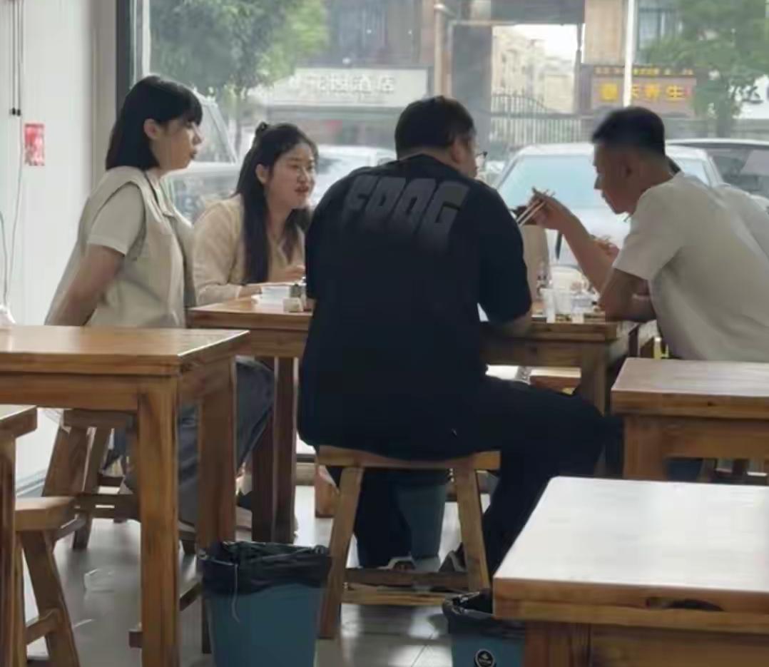 网友安徽砀山偶遇厉怀远和家人吃饭聊天心情不错
林丽除了不听厉怀远的其她人的话都听