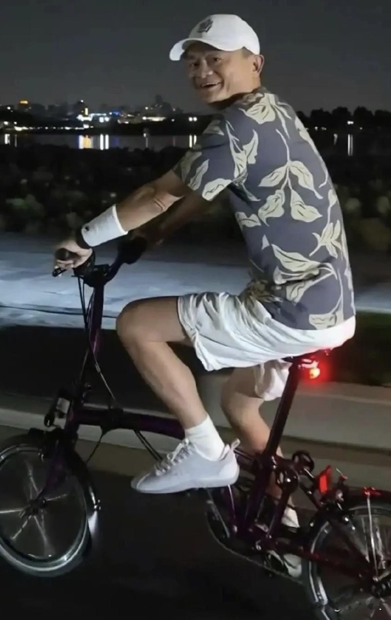 这个时代，比聪明与勤劳都没机会了，只剩下比未来了。

这是马云说的！我对他意思的