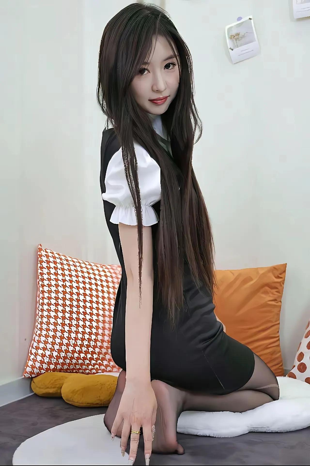 女生怎么穿搭会看上去很优雅选择淡雅的妆容，与优雅穿搭相匹配。
