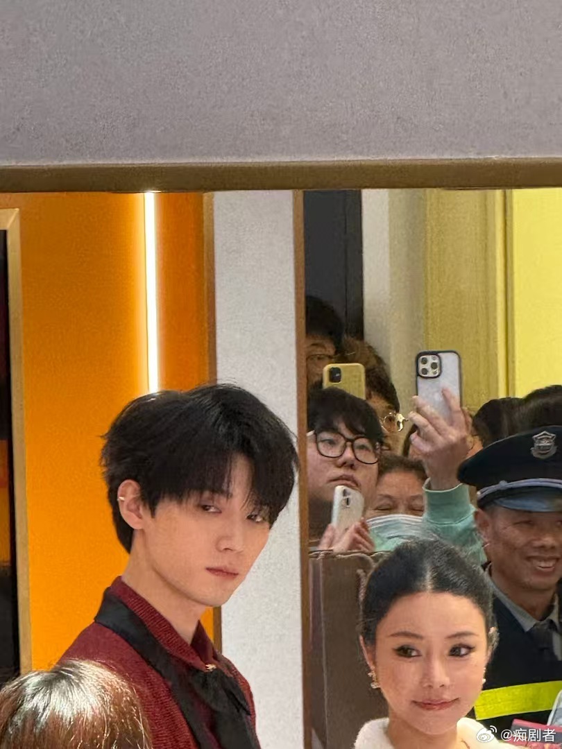 周翊然惊喜现身重庆  宝格丽香氛亚太区品牌大使周翊然  在重庆的街头偶然遇到周翊