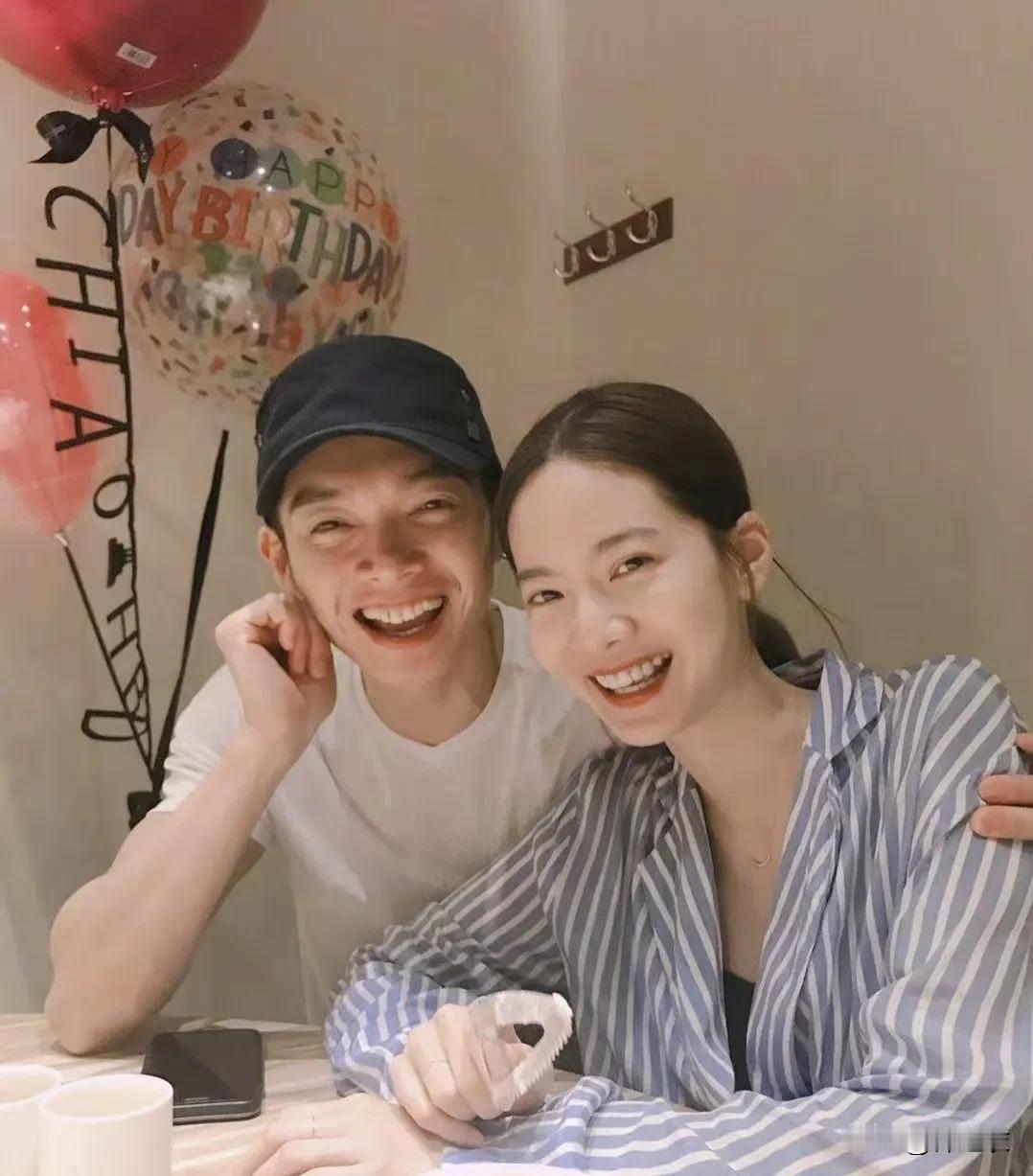 还有见过辰亦儒本人的都说他比镜头里帅很多，快乐大本营谢娜也说他本人比荧幕里帅，属