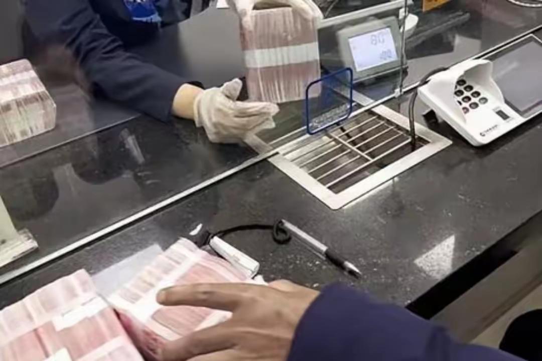 昏迷病人被轮椅推至银行取款遭拒：救命钱拿不到，是规矩太硬还是人心太冷？

4 月
