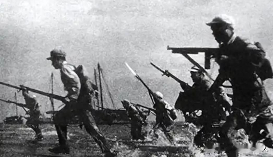 1950年，海南岛战役，我军两路并进连战连捷，韩先楚却突然敏锐察觉：“不对劲，薛