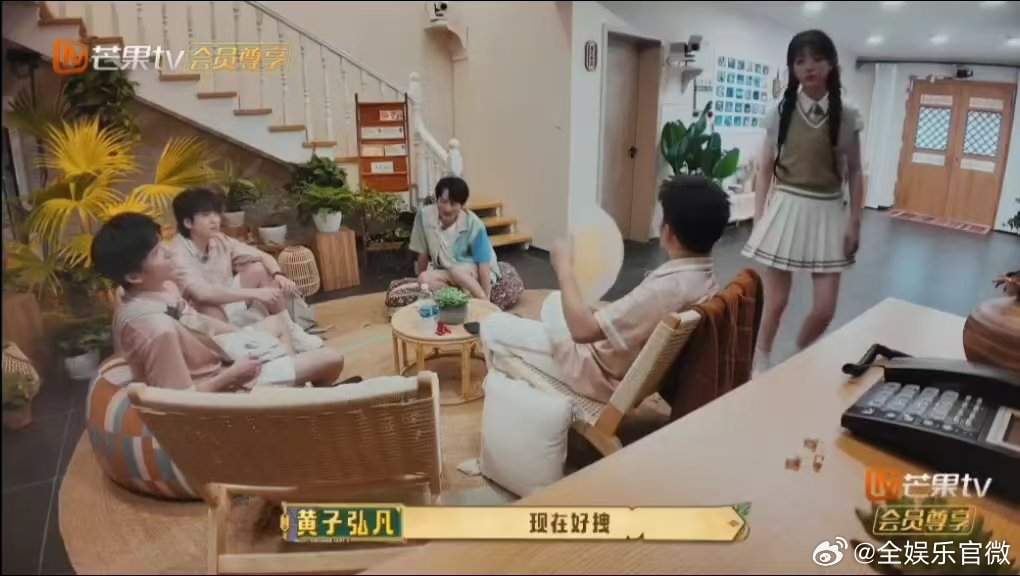 田曦薇走路拽到黄子弘凡了忙忙碌碌寻宝藏 谁能拒绝田曦薇这种反差，长相软萌走路超有