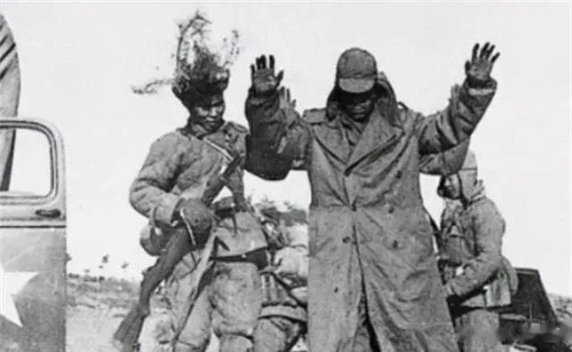 给大家看看美国人怎么吹长津湖的：面对志愿军的手榴弹攻势，美国大兵挥舞挖工事的工具