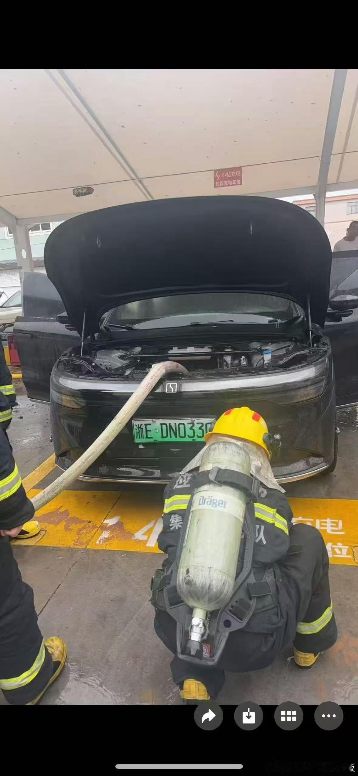 刚刚看了极氪7X充电时起火的视频，前备箱里本来应该封得很严实的，不应该像视频起火