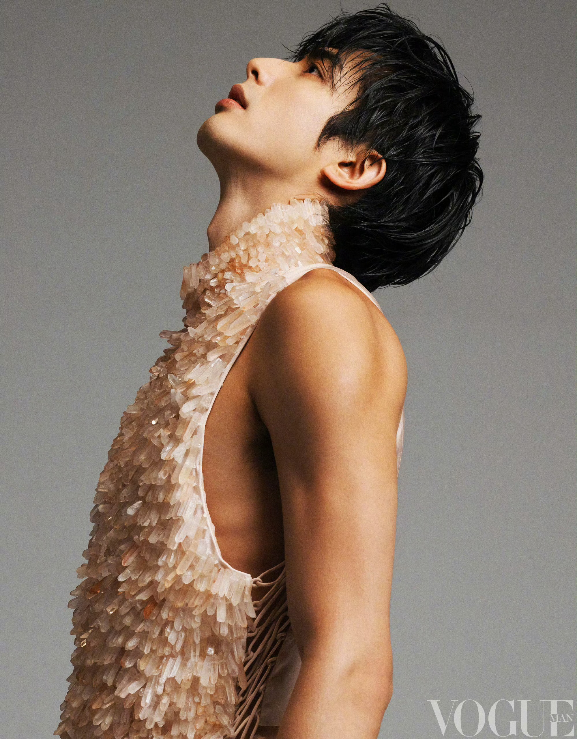 VOGUEMAN宋威龙三月刊封面宋威龙湿发造型 