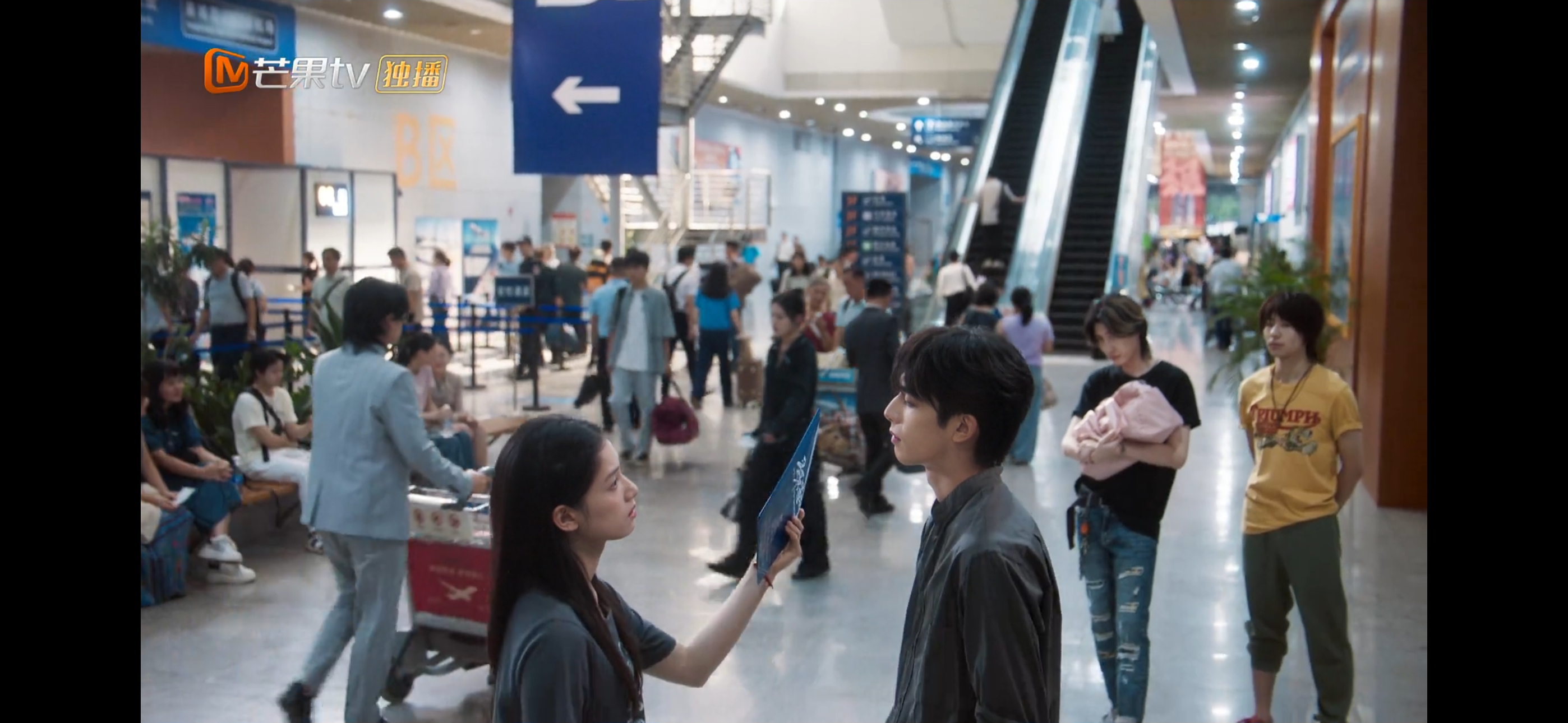 吓我一跳看到后面波仔 还想啥时候孩子这么大了 你们不要这么抱书包啊啊啊啊 野狗骨