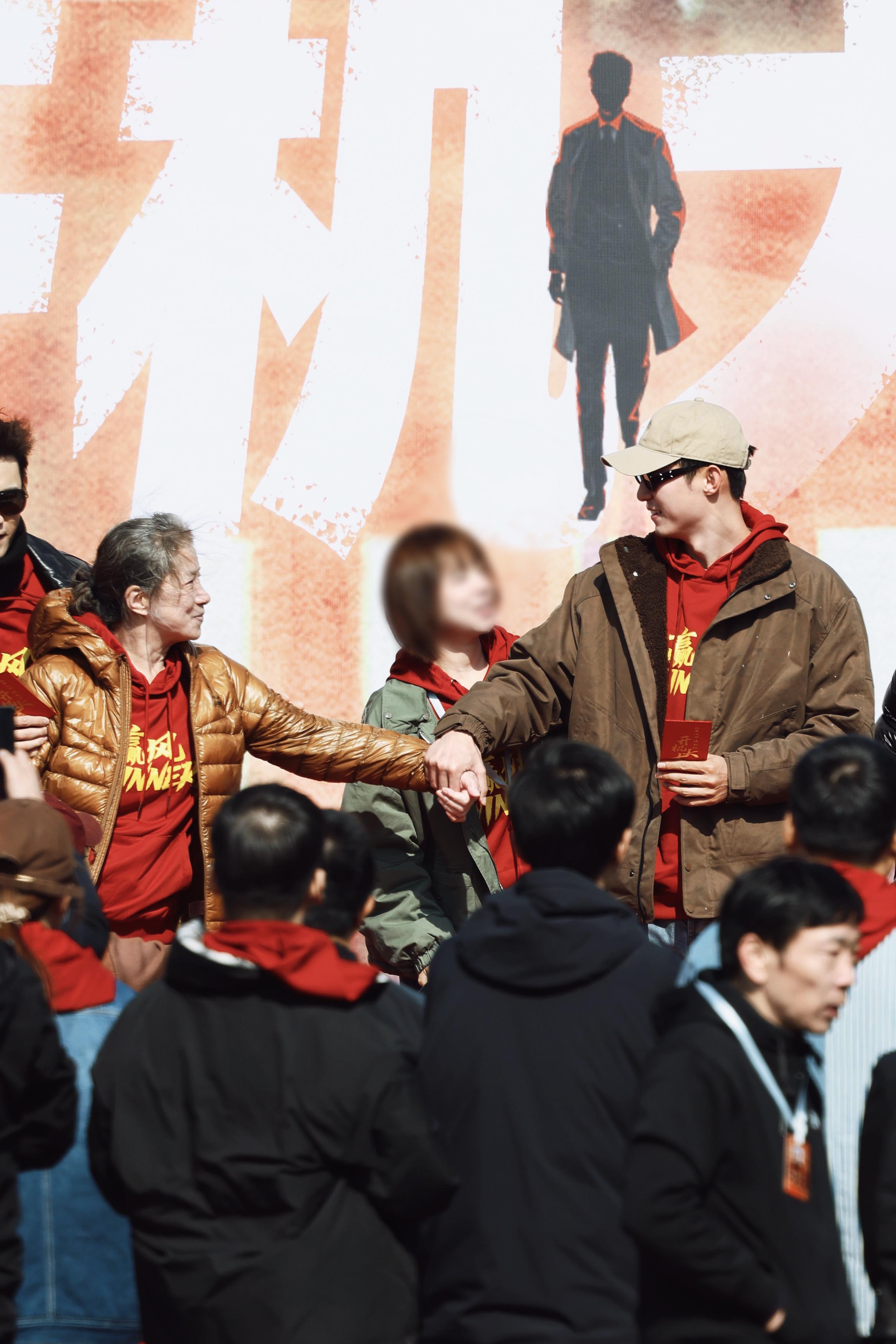 特别好的宝合影时努力把迟蓬老师拉到中间的黄景瑜👍🏻 