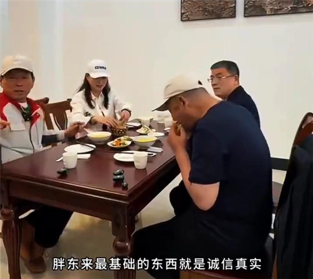 真没想到，俩大佬见面，就吃这！
 
4月2日，长城魏建军跟胖东来于东来，在保定总