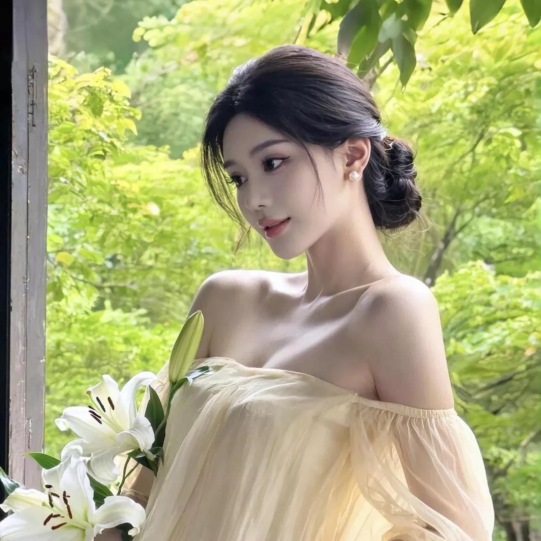 玉人捧花立，清风拂鬓边。