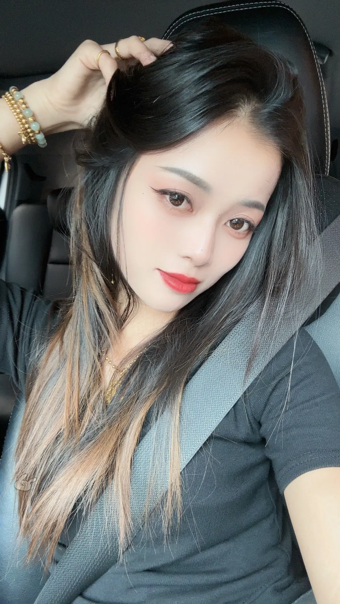 从少妇发型变成清纯的少女。
