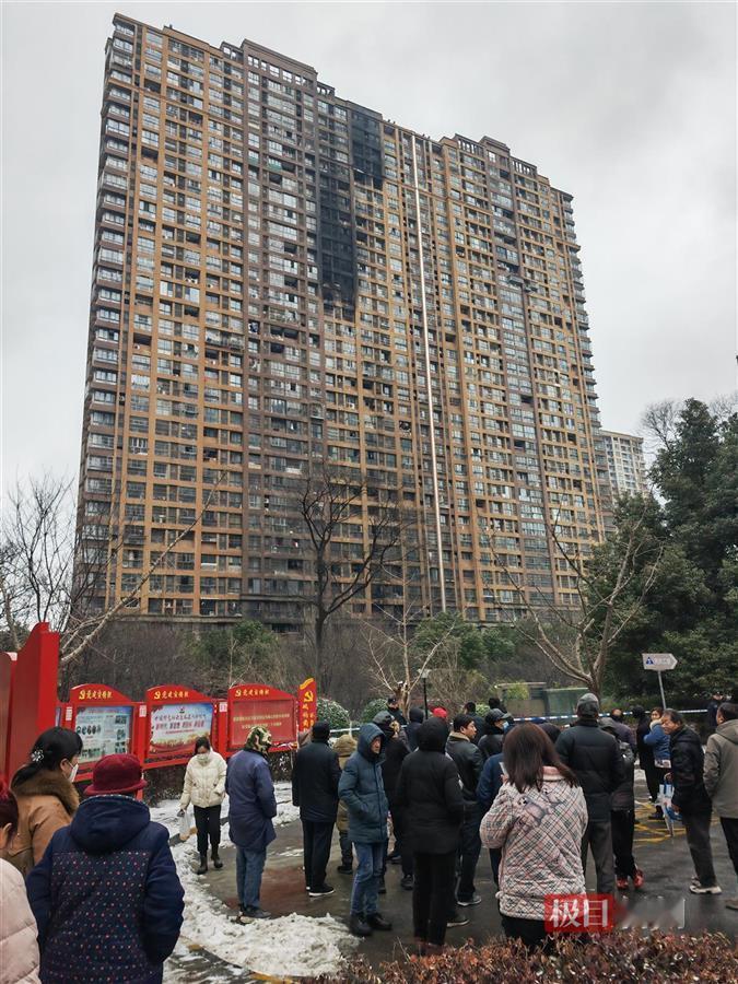 痛心！2月23日，南京市一小区发生火灾导有15人遇难，其中包括一对双胞胎孩子，他