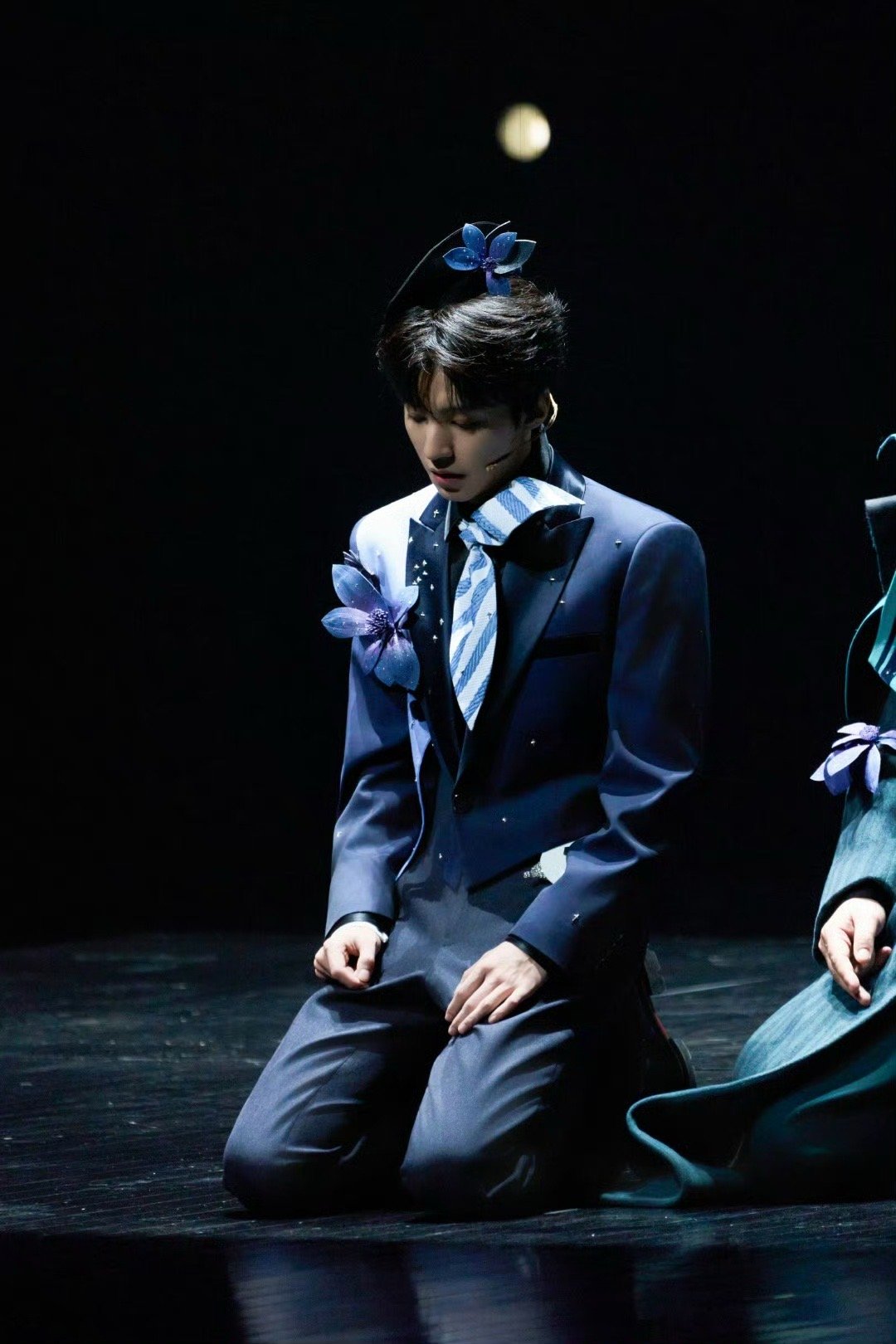 王俊凯话剧舞台照 解锁话剧演员新身份！！！ 