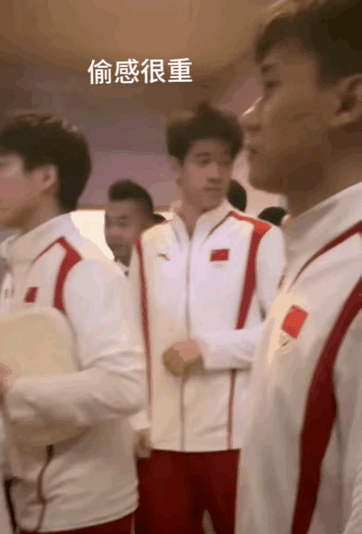 潘展乐左看看又瞄瞄，找准时机，立马戳了干饭哥一下[捂脸]

潘展乐就是那种比较欠