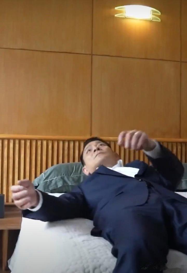 刘德华在酒店房间里休息时发现屋顶有个摄像头，盯了一会儿抬手打了打招呼。 ​​​