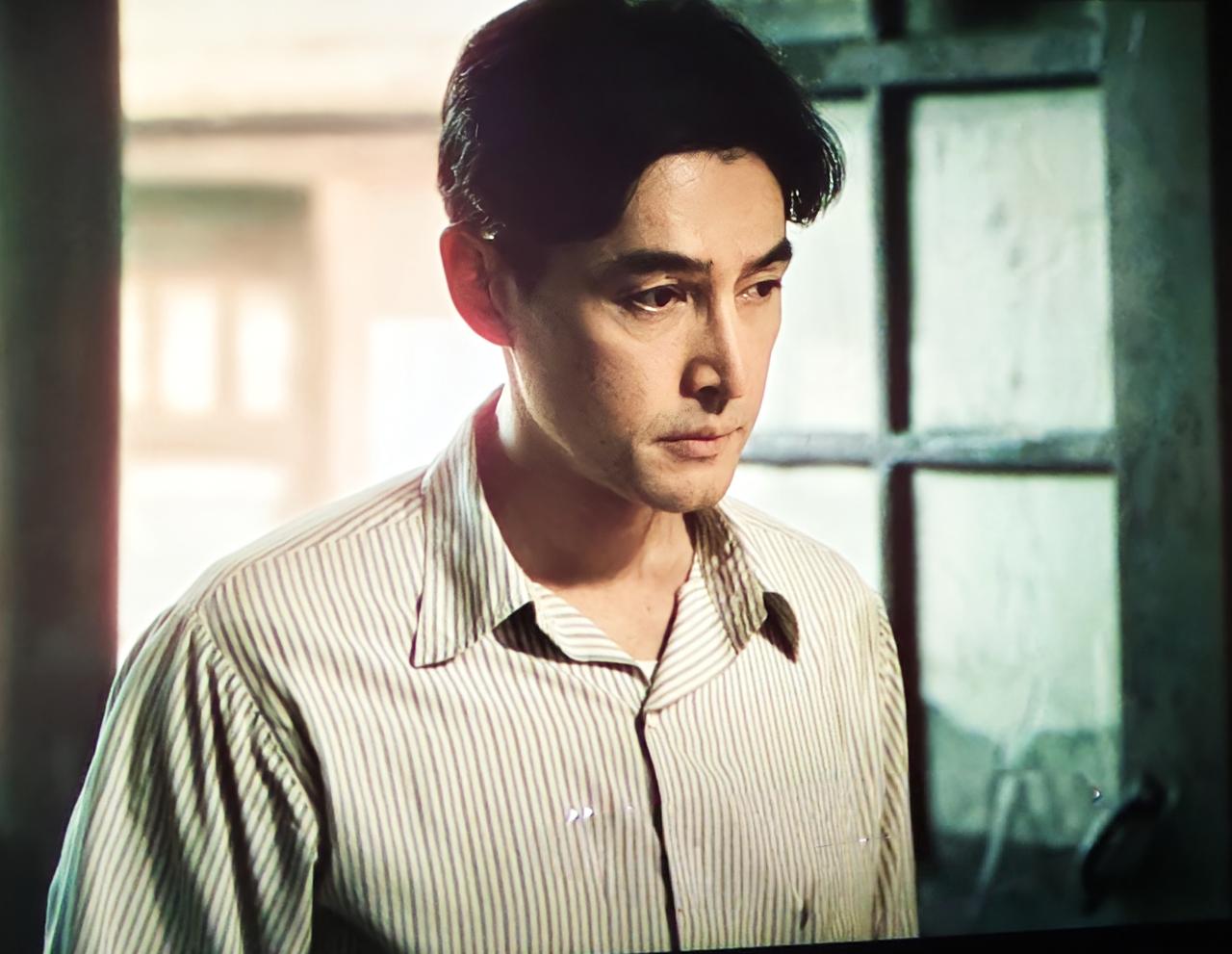 今天上午，我们去看电影了。抓特务”这部电影，是由冯小刚执导，史建全编剧，雷佳音，