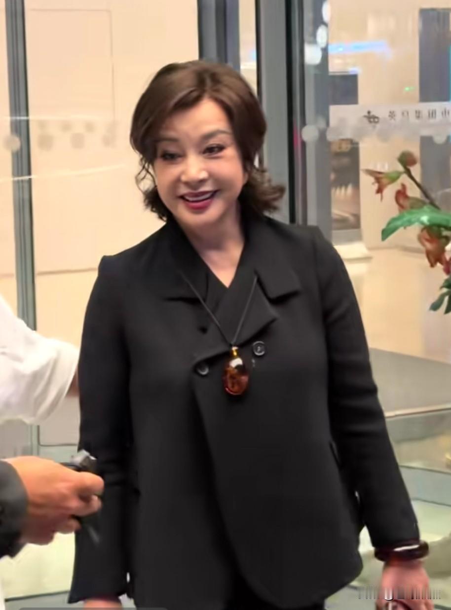今日，刘晓庆以这身打扮现身电影《数到三》的首映式，总算穿对衣服了。
与她走红毯时