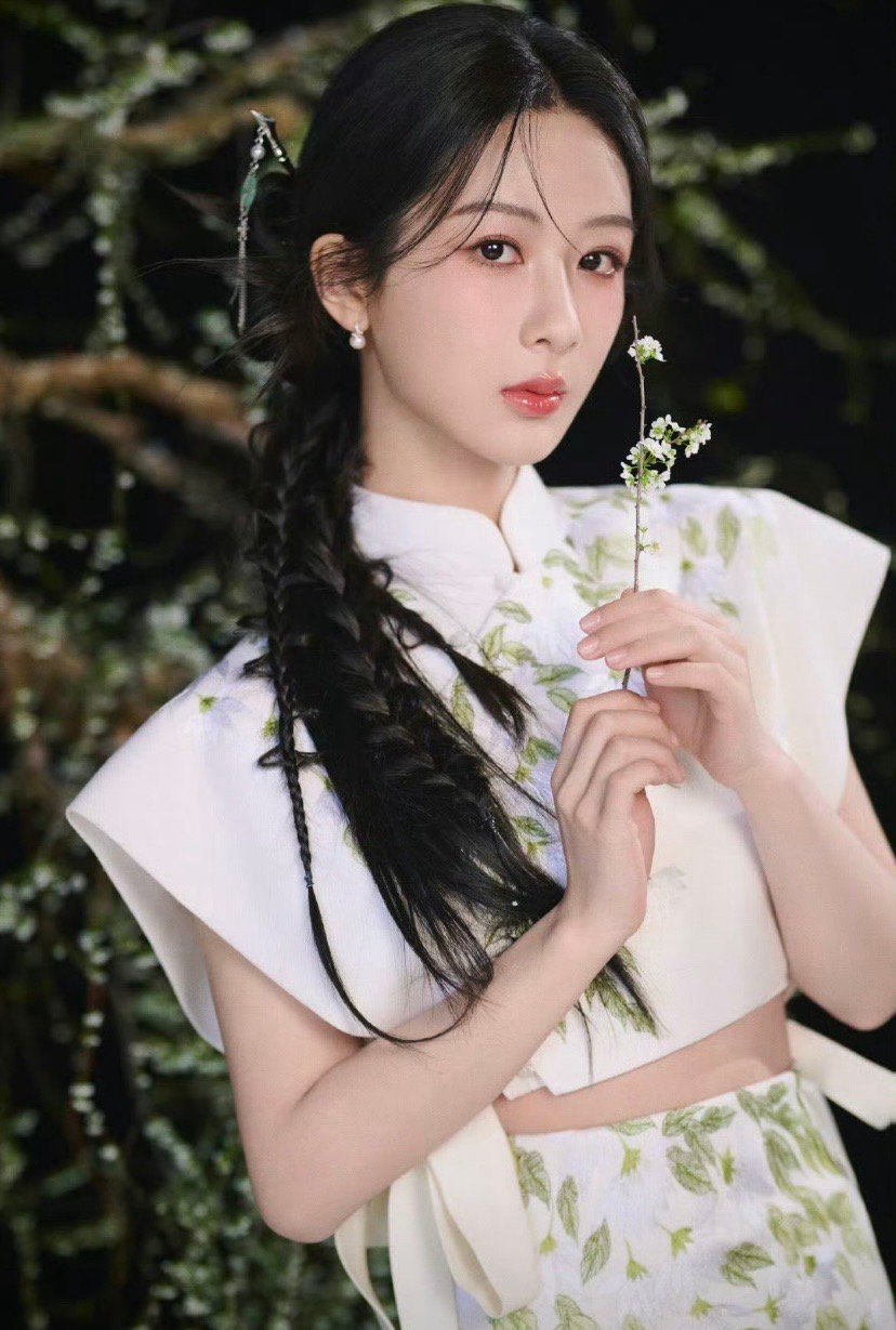 杨紫换新中式风格，一袭白裙清新雅致，淡妆配黑色短发，如秋水清冷佳人，恰似那旧时江