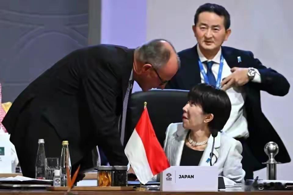 有比较就有伤害。
德国以真诚忏悔赢得了世界的重新尊重，而日本却始终在历史的阴影下