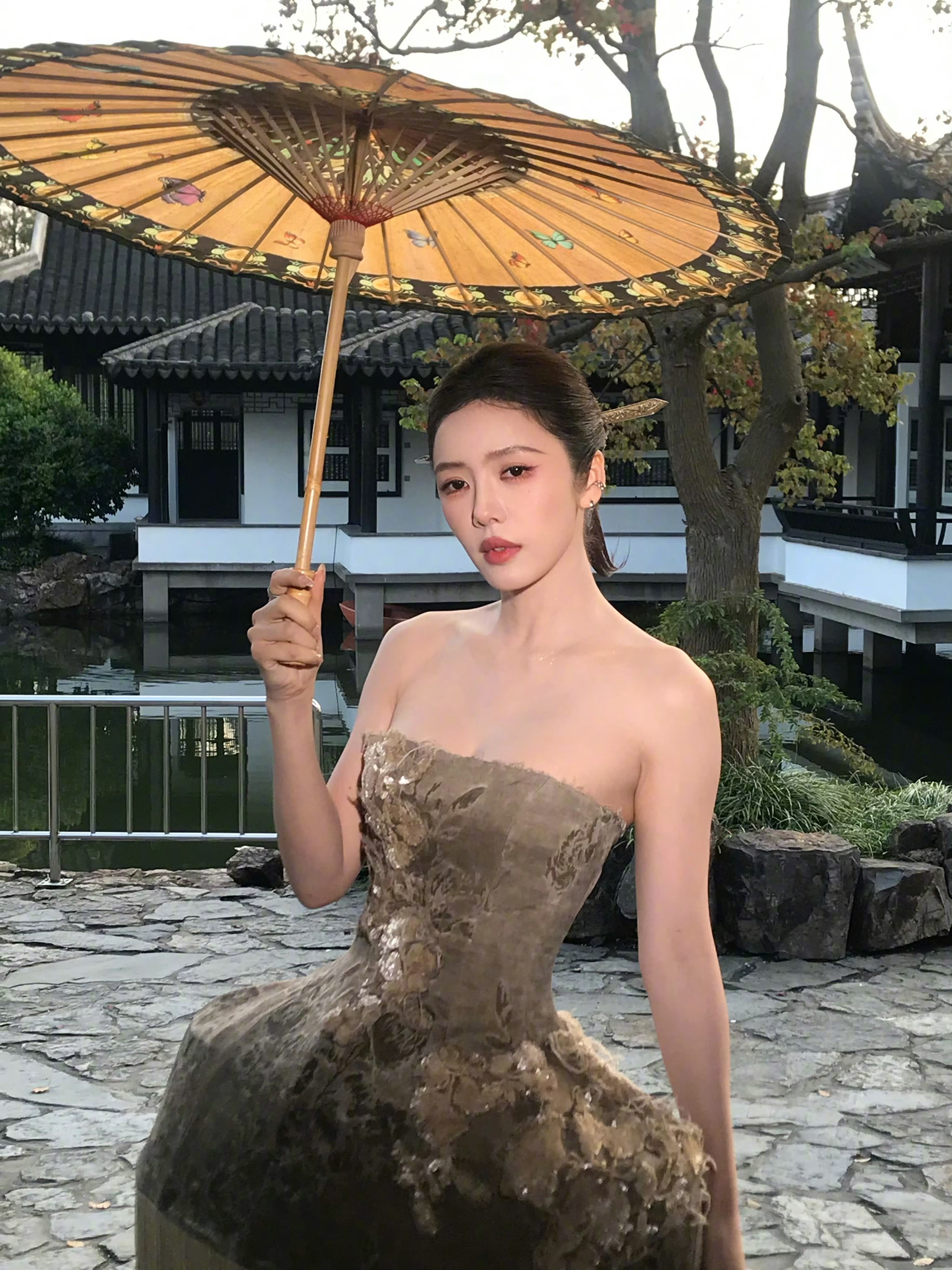 蔡文静在张小斐之前走完红毯了怎么还能有人怀疑是蔡文静拖着不走红毯耍大牌呢[跪了]
