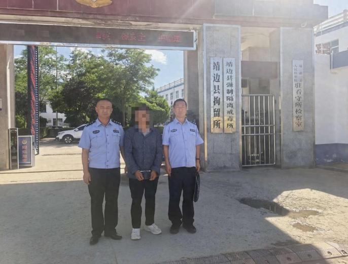 陕西靖边，一 50 多岁农民看一片 “荒地” 长了杂草，便开上四轮旋耕机轰轰烈烈