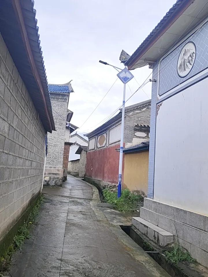 兰坪县的白族民居，那叫一个绝！它融合了白族传统建筑技艺与当地特色。
这些民居大多