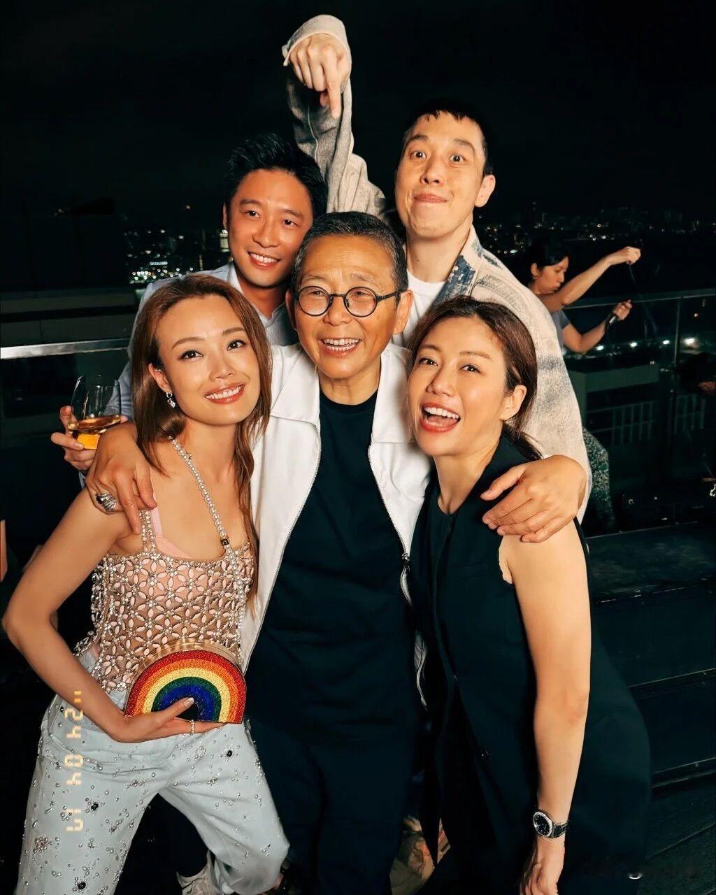 这一夜，容祖儿拿的手包，比她穿的透视吊带更显眼！
4月16日是“香江才女”之一的