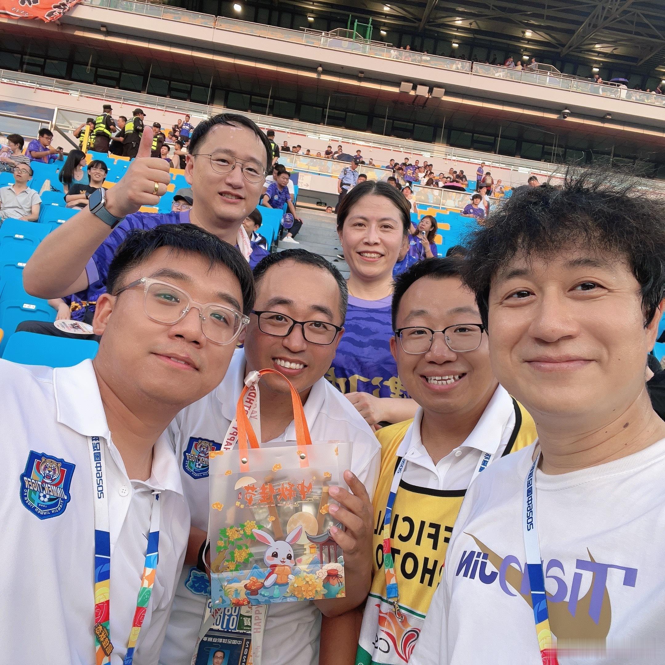 相识于看台，相守于泰达，我们四位祝您二位，新婚快乐哈 
