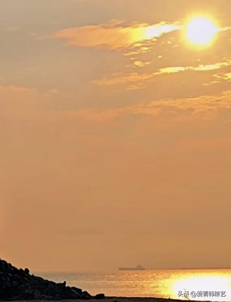 春日生活打卡季落日把橘色泼满天地，浪尖裹着碎金晃成软光，远船浸在暖雾里成了淡影。
