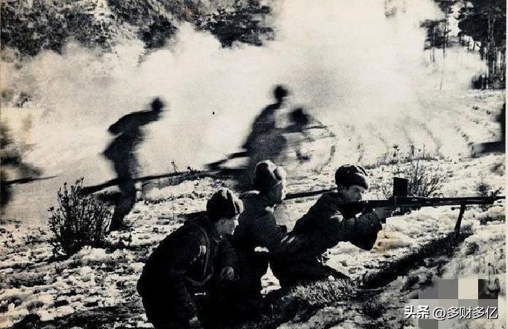 1946年他被叛徒出卖判枪决，跳臭水沟爬二里地，迎面撞巡逻兵竟死里逃生！
 
1