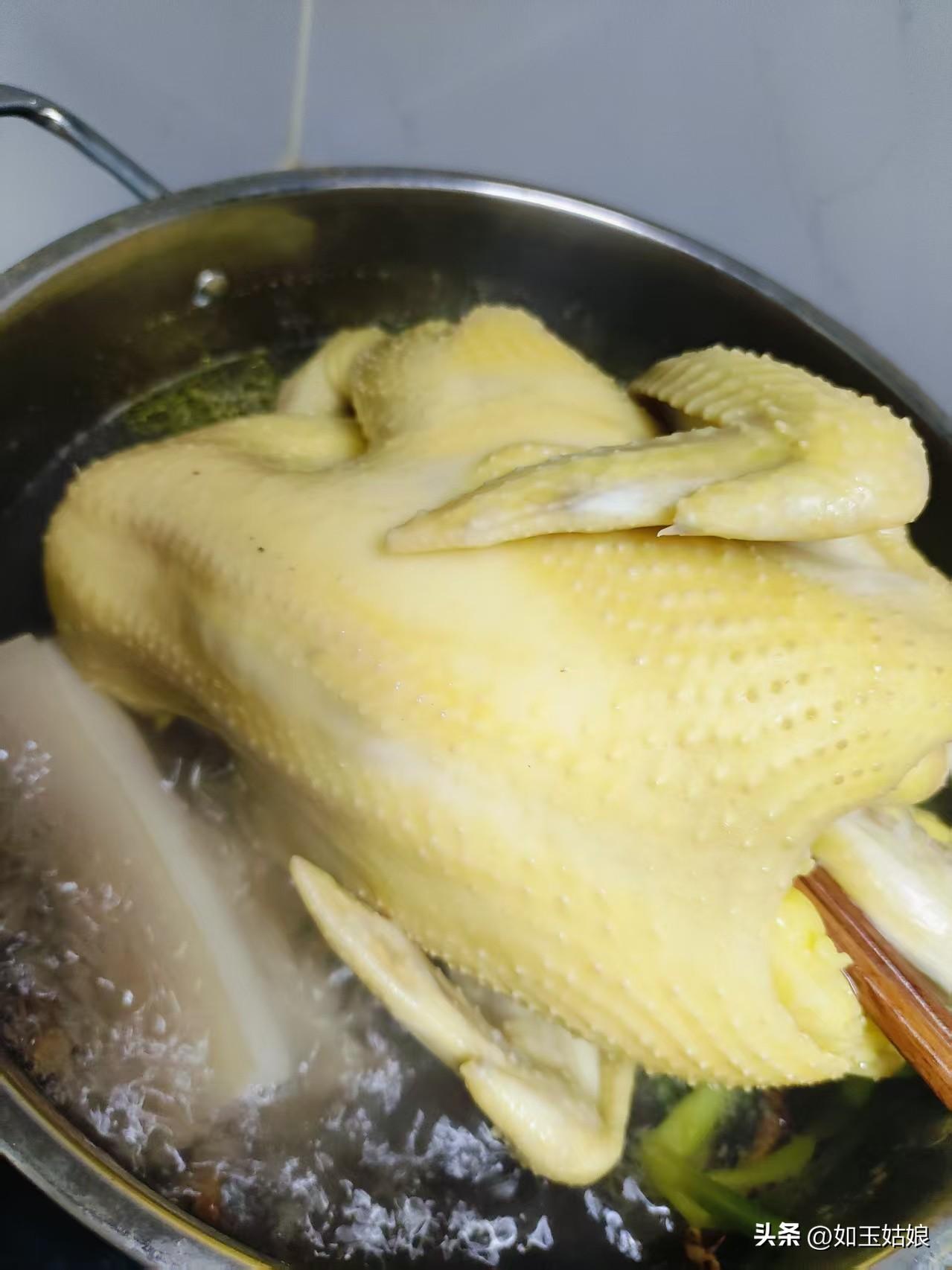 烧熟的鸡得马上放冰水里冷却，这冰水最好用开水冰制，放十几秒温度降了就捞出。滤干水